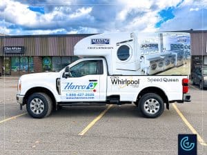 Habillage partiel et lettrage d'une camionnette pickup Ford F-250 cabine régulière, lit long avec une caisse Maranda V-375 pour le distributeur d'équipements de blanchisserie commerciale Harco Canada.