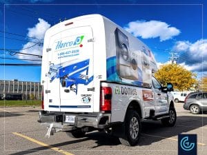 Habillage partiel et lettrage d'une camionnette pickup Ford F-250 cabine régulière, lit long avec une caisse Maranda V-375 pour le distributeur d'équipements de blanchisserie commerciale Harco Canada.