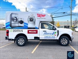 Habillage partiel et lettrage d'une camionnette pickup Ford F-250 cabine régulière, lit long avec une caisse Maranda V-375 pour le distributeur d'équipements de blanchisserie commerciale Harco Canada.