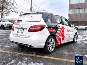 Habillage partiel et lettrage de véhicule sur une voiture Mercedes-Benz B250 2015 pour l'entrepreneur général en construction Innovations Mancuso.