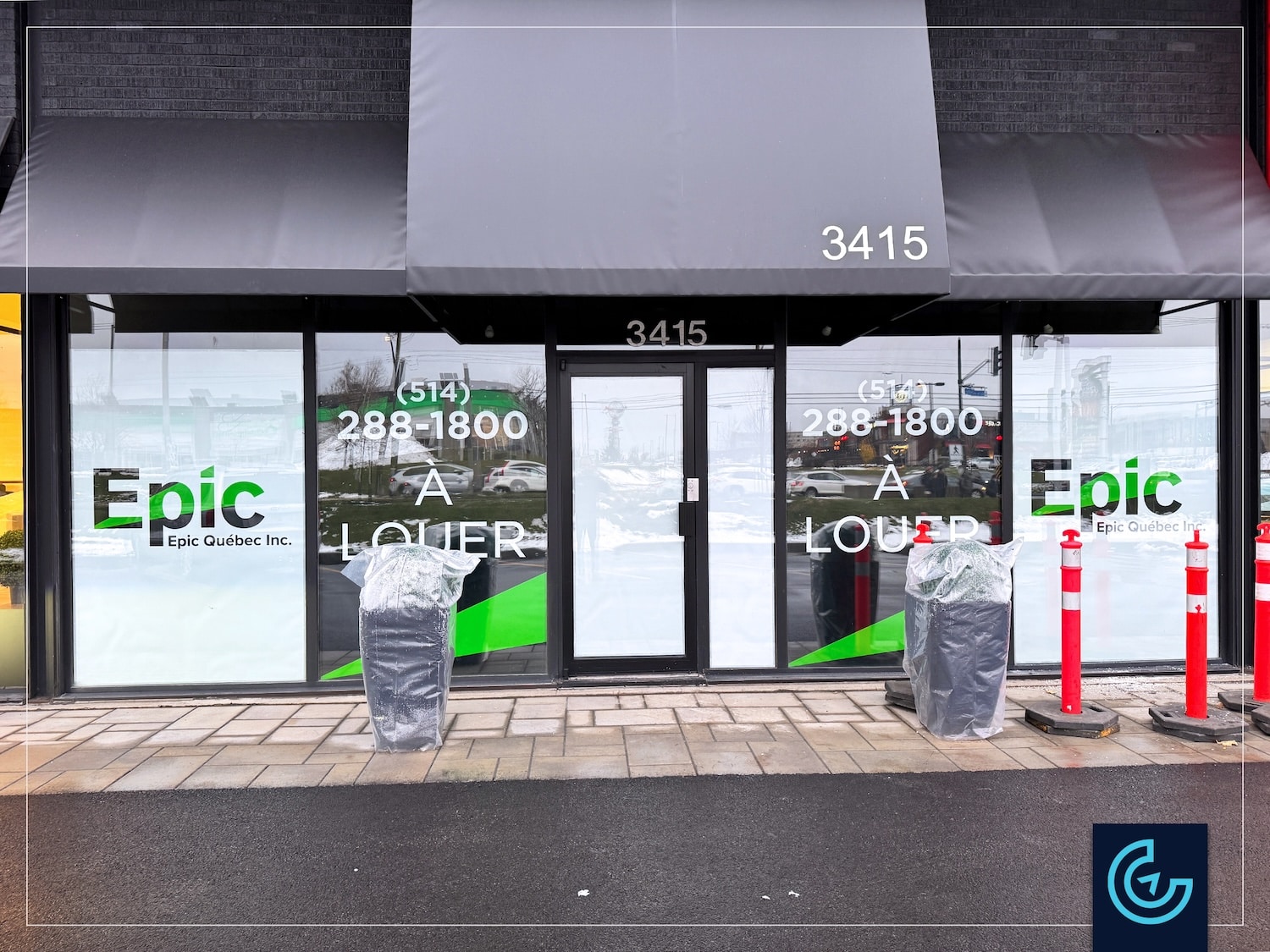 Graphiques de vitrine temporaires « À Louer » imprimés et installés pour 3 magasins situés sur Boul. Côte-Vertu, Saint-Laurent gérés par la société de gestion immobilière Epic Quebec.