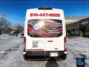 Habillage partiel et lettrage de véhicule d'un fourgon Ford Transit 2025, version allongée avec un toit surélevé pour l'atelier de réparation de camions Turbo Truck Tire & Alignment.