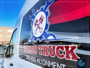 Habillage partiel et lettrage de véhicule d'un fourgon Ford Transit 2025, version allongée avec un toit surélevé pour l'atelier de réparation de camions Turbo Truck Tire & Alignment.