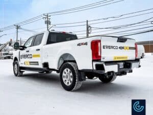Lettrage de véhicule d'une camionnette pickup Ford F-250 Super Duty 2025, cabine double, lit long pour la fabricant de fenêtres et portes Everco.