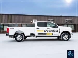 Lettrage de véhicule d'une camionnette pickup Ford F-250 Super Duty 2025, cabine double, lit long pour la fabricant de fenêtres et portes Everco.