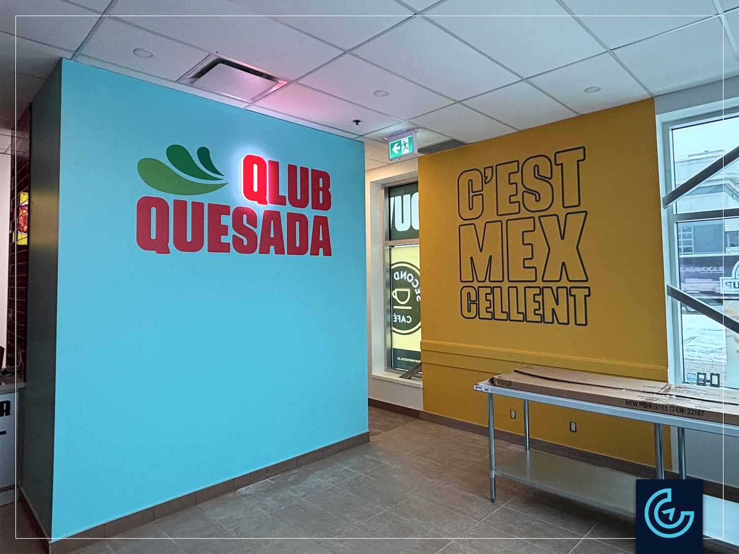 Graphiques muraux et enseigne en lettre lumineuse imprimés, fabriqués et installés pour la nouvelle succursale de la franchise de restaurants mexicains Quesada à Ville Saint-Laurent.