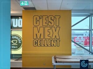 Graphiques muraux et enseigne en lettre lumineuse imprimés, fabriqués et installés pour la nouvelle succursale de la franchise de restaurants mexicains Quesada à Ville Saint-Laurent.