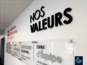 Graphique mural de valeurs fondamentales de l'entreprise, conçus, imprimés, fabriqués et installés pour le fournisseur de matériaux réfractaires Matériaux Réfractaires Direct.