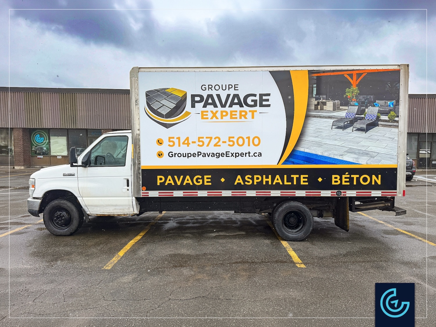 Habillage et lettrage d'un camion Ford F-450 avec une boîte de transport de 16 pieds pour la service de pavés unis Groupe Pavage Expert.