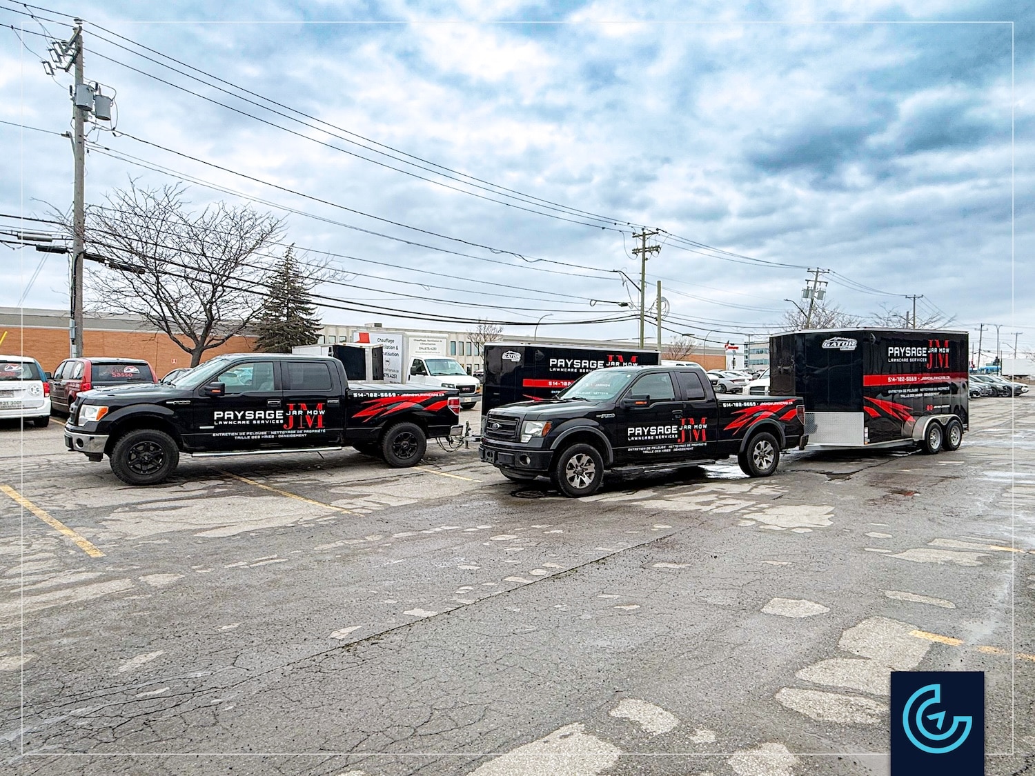 Lettrage publicitaire d'une flotte de véhicules, comprenant 2 camionnettes pick-up Ford F-150 et 2 remorques fermées de 10 pieds et 14 pieds pour la service de paysage Jar Mow Lawncare.