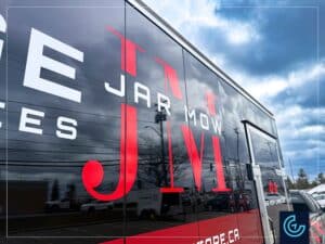 Lettrage publicitaire d'une flotte de véhicules, comprenant 2 camionnettes pick-up Ford F-150 et 2 remorques fermées de 10 pieds et 14 pieds pour la service de paysage Jar Mow Lawncare.