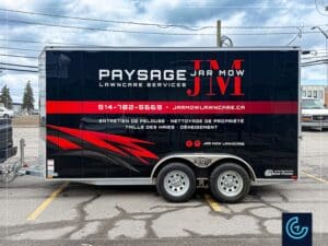 Lettrage publicitaire d'une flotte de véhicules, comprenant 2 camionnettes pick-up Ford F-150 et 2 remorques fermées de 10 pieds et 14 pieds pour la service de paysage Jar Mow Lawncare.