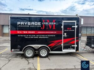 Lettrage publicitaire d'une flotte de véhicules, comprenant 2 camionnettes pick-up Ford F-150 et 2 remorques fermées de 10 pieds et 14 pieds pour la service de paysage Jar Mow Lawncare.