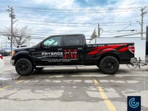 Lettrage publicitaire d'une flotte de véhicules, comprenant 2 camionnettes pick-up Ford F-150 et 2 remorques fermées de 10 pieds et 14 pieds pour la service de paysage Jar Mow Lawncare.