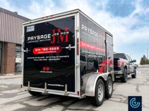Lettrage publicitaire d'une flotte de véhicules, comprenant 2 camionnettes pick-up Ford F-150 et 2 remorques fermées de 10 pieds et 14 pieds pour la service de paysage Jar Mow Lawncare.