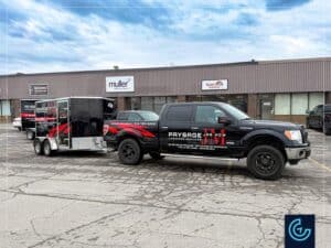 Lettrage publicitaire d'une flotte de véhicules, comprenant 2 camionnettes pick-up Ford F-150 et 2 remorques fermées de 10 pieds et 14 pieds pour la service de paysage Jar Mow Lawncare.