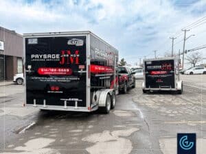 Lettrage publicitaire d'une flotte de véhicules, comprenant 2 camionnettes pick-up Ford F-150 et 2 remorques fermées de 10 pieds et 14 pieds pour la service de paysage Jar Mow Lawncare.