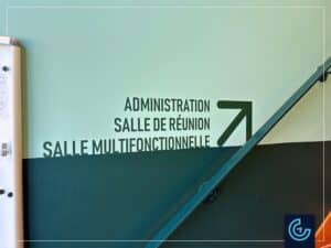 Mur de reconnaissance des donateurs sur mesure et graphiques muraux directionnels pour l’organisme de services sociaux AIDI (Action Intégration en Déficience Intellectuelle) à Brossard.