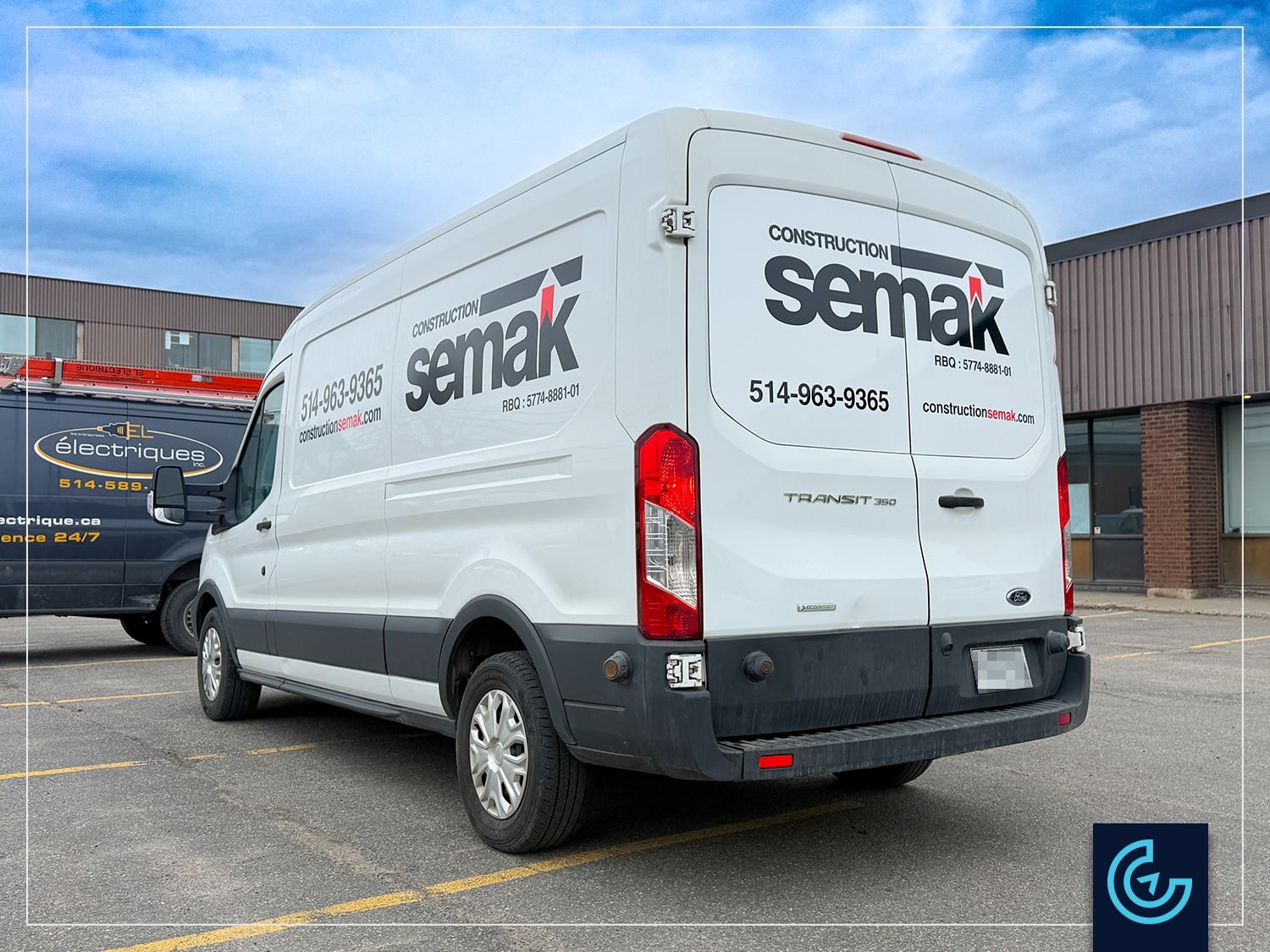 Lettrage de fourgon commercial d'un van 2020 Ford Transit avec un toit moyen pour l'entrepreneur général en construction Construction Semak.