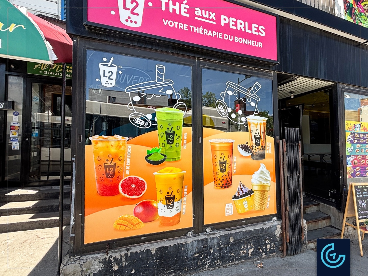 Graphiques permanents de vitrine de publicité imprimés et installés pour la franchise de restaurant thé aux perles L2 à Côte-des-Neiges.