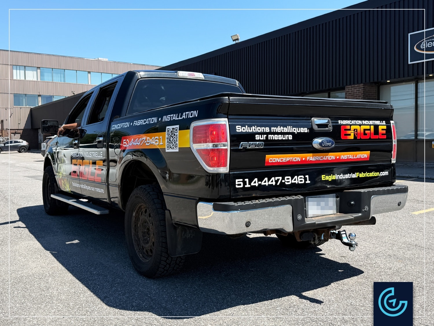 Lettrage d'une camionnette pickup sur une Ford F-150 2013, cabine double, lit standard pour le fabricant de produits métalliques Eagle Fabrication Industrielle.