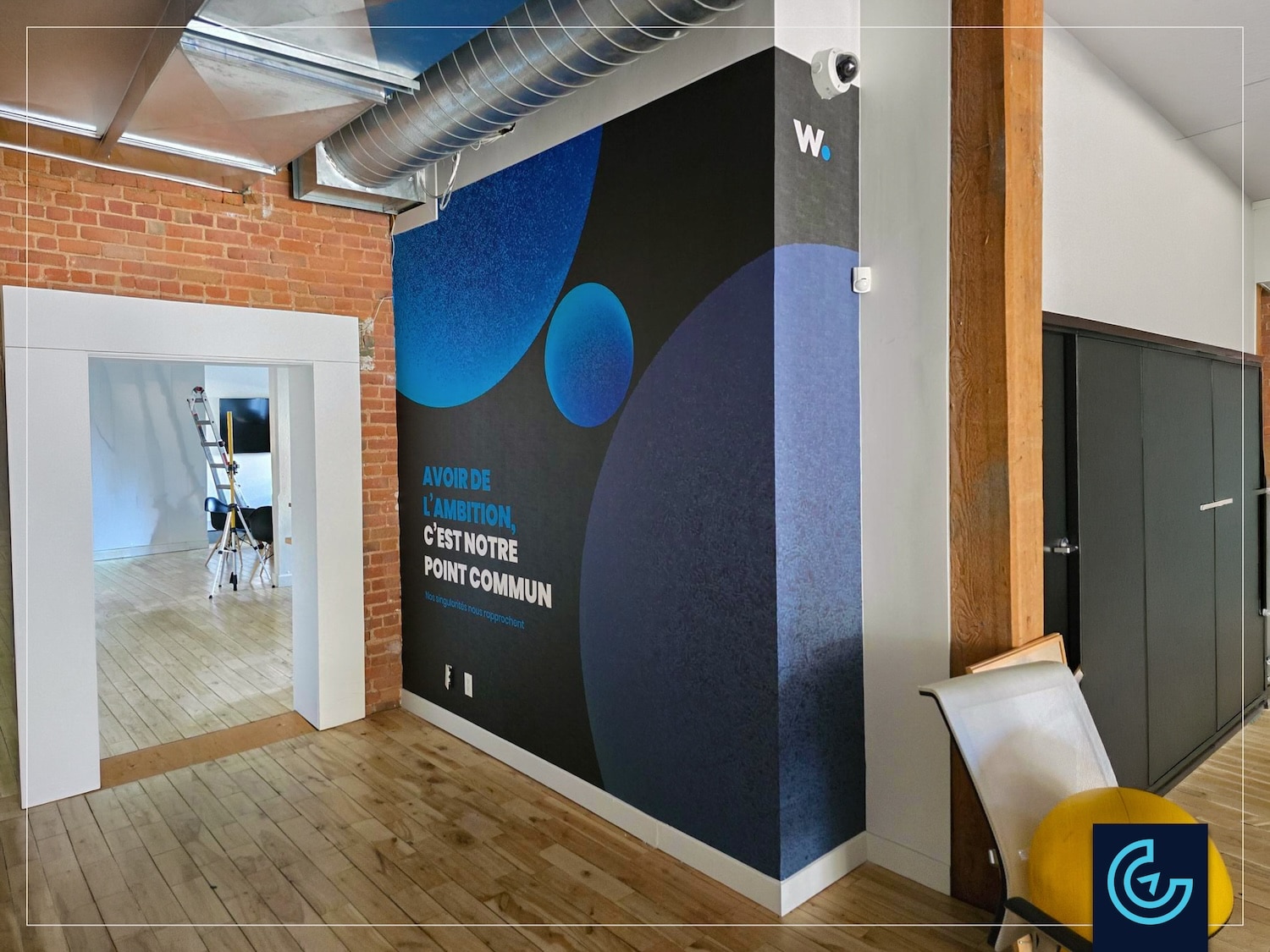 Graphiques muraux de marque pour les bureaux du consultant international en informatique Wepoint (anciennement Onepoint) à Québec.