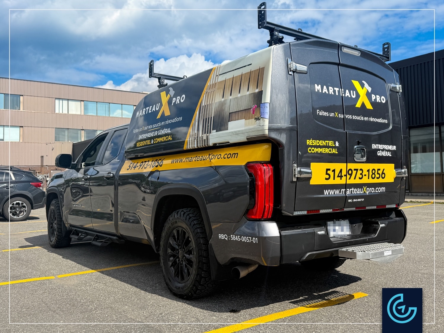 Habillage partiel et lettrage d'une camionnette pickup Toyota Tundra 2026, cabine double, lit long avec une boîte de rangement en fibre pour l'entreprise de construction Marteau X Pro.