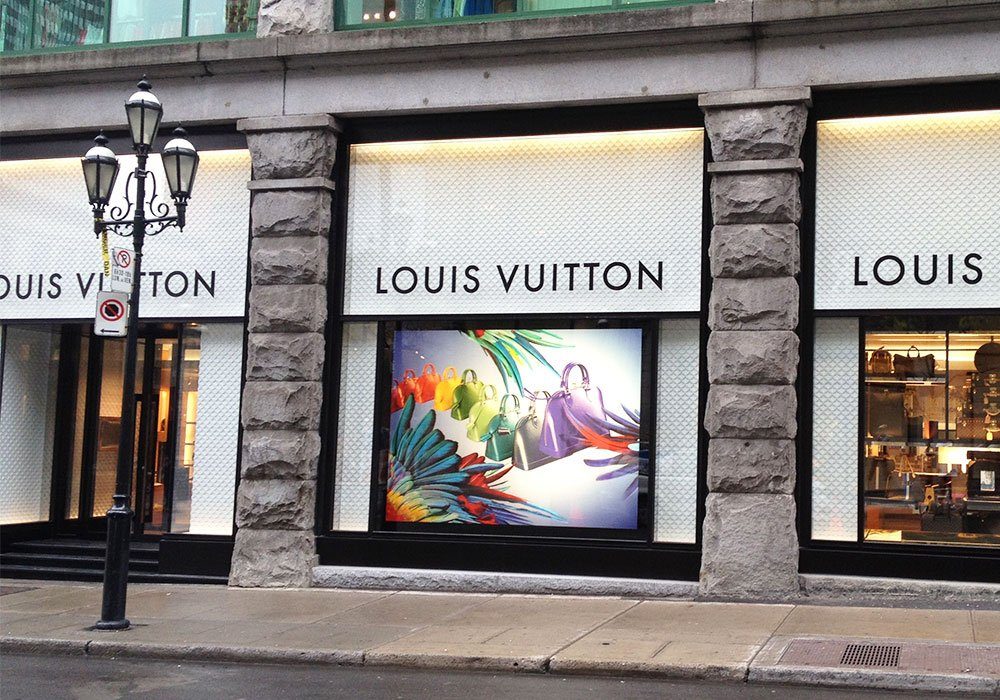 Impression et installation de graphique rétro-éclairé pour fenêtre pour le magasin Louis Vuitton ...